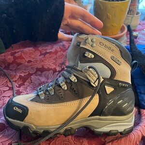 Oboz Women's B-Dry Waterproof Lace-Up Hiking Boot in Beige and navy